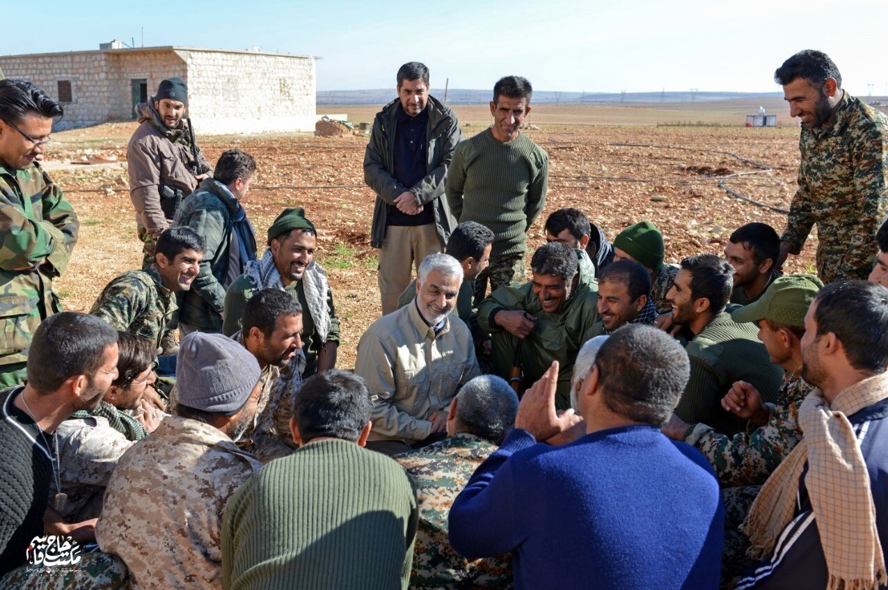 عکس های کمتر دیده شده از سردار سلیمانی /شهادت چه کسی حاج قاسم را بیشتر ناراحت کرد؟