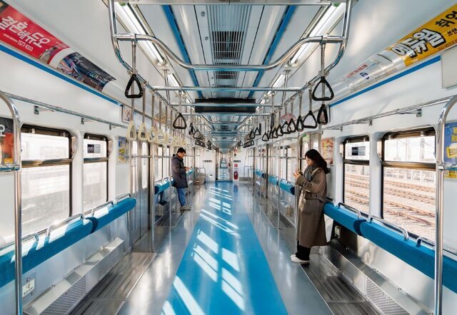 اقدام عجیب حذف صندلی قطارهای مترو برای جا شدن مسافران بیشتر/ عکس