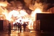 ببینید | فیلم تخلیه کارکنان از دل آتش‌سوزی مهیب یک انبار بزرگ در سنت‌پترزبورگ