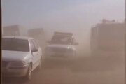 عکس | برخورد زنجیره‌ای ۲۰ خودرو در جاده فریمان - تربت‌جام بر اثر طوفان شن