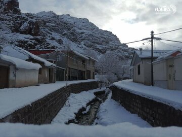 بارش برف در روستاهای اطراف شهرستان فیروزکوه