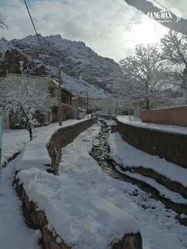 بارش برف در روستاهای اطراف شهرستان فیروزکوه