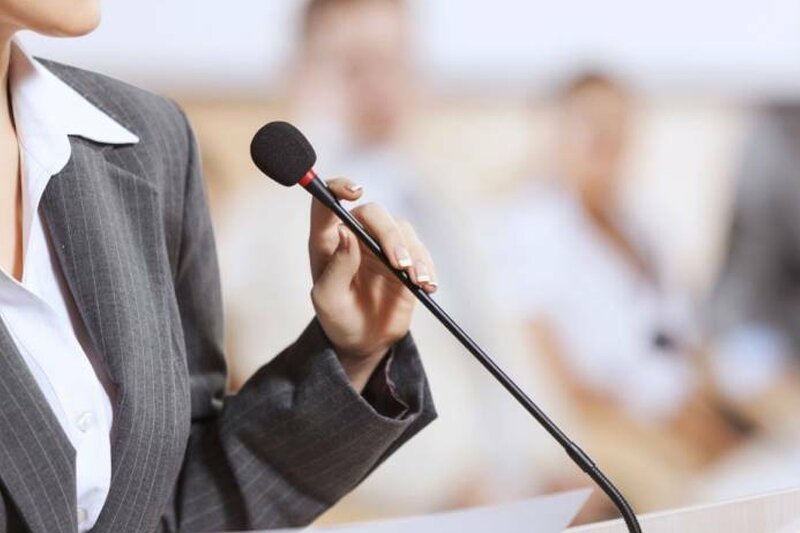 ببینید | چطور مهارت صحبت کردن در جمع را در خود تقویت کنیم؟