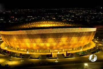 عکس | حضور مهمان در ویژه برنامه جام ملت‌های آسیا با چفیه برای حمایت از فلسطین