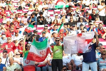 عکس | تصویری پراحساس از دو هوادار ایران و فلسطین در آغوش یکدیگر؛ رقابت در کنار رفاقت