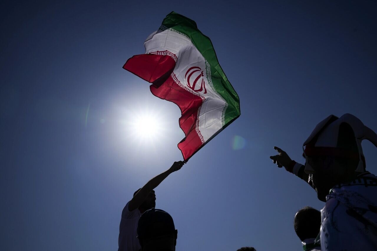 ببینید | ترکیب رنگ‌های پرچم ایران به چه رنگی تبدیل می‌شود؟