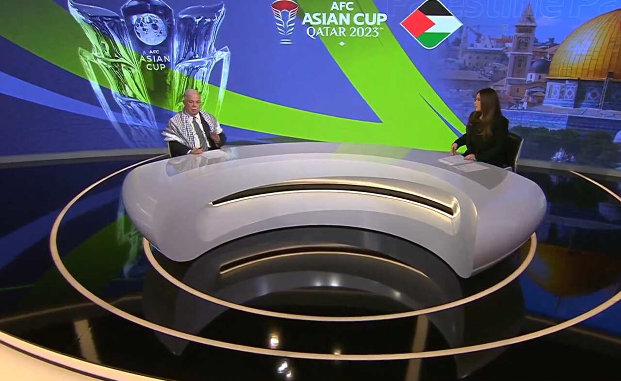 عکس | حضور مهمان در ویژه برنامه جام ملتهای آسیا با چفیه برای حمایت از فلسطین