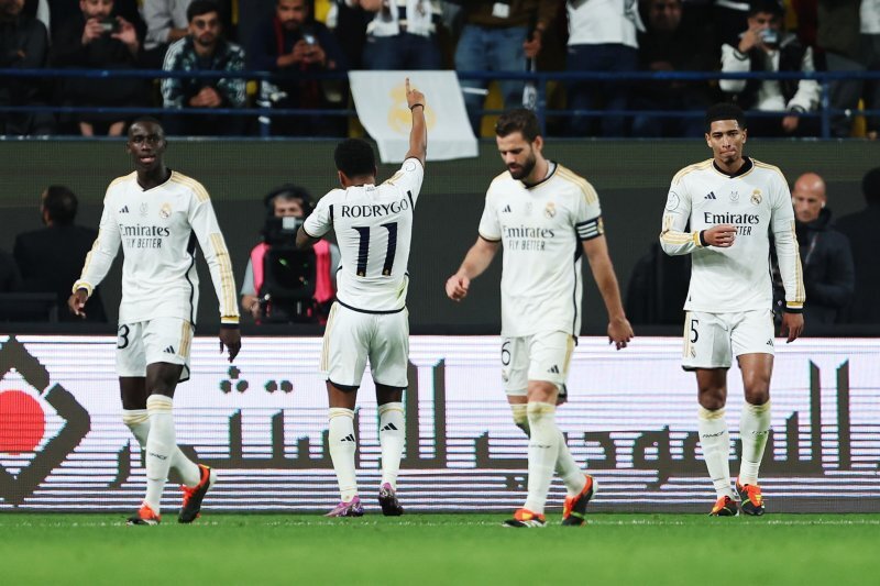 عکس| یک ایرانی تماشاگر ویژه الکلاسیکو در عربستان