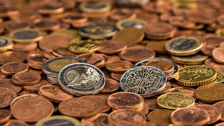 - انتقاد از توزیع سکه در بازار برای مقابله با افزایش قیمت