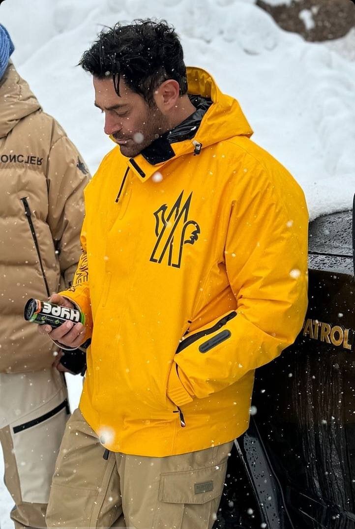 عکس | استایل زمستانی محمدرضا گلزار زیر برف با کاپشن زرد!