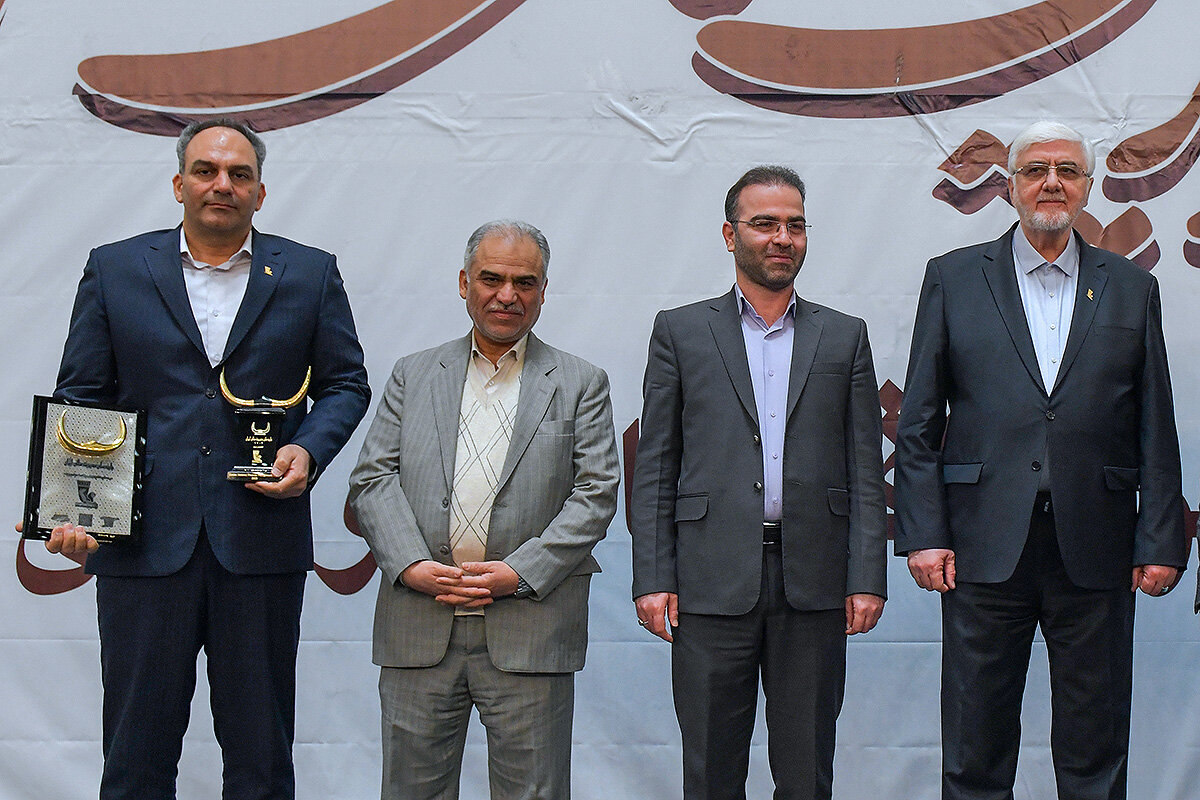- تندیس زرین چهاردهمین دورۀ جایزه مالی ایران به بانک پاسارگاد اهدا شد