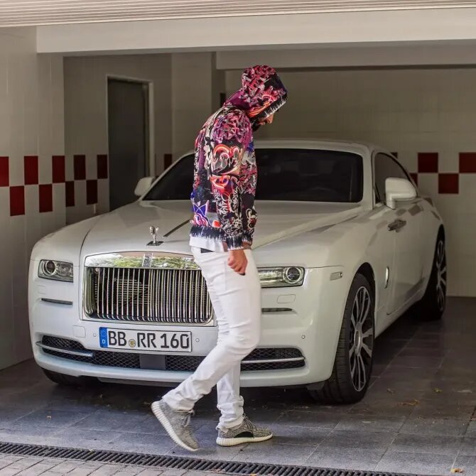 عکس| زندگی لاکچری کریم بنزما؛ از ماشینهای لاکچری تا هواپیما و قایق شخصی