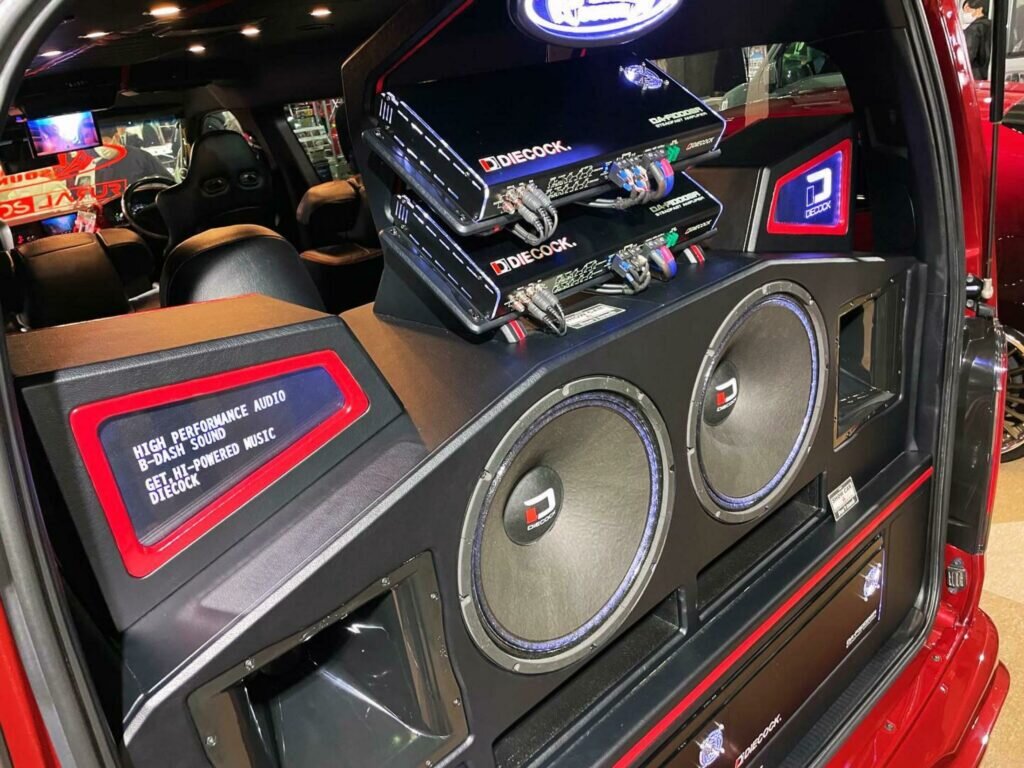 این خودرو، ون تویوتا لندکروزر است! /عکس