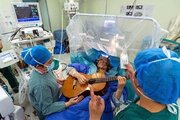 ببینید | گیتارنوازی بیمار هنگام جراحی تومور مغزی!
