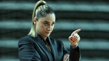 عکس |  خالکوبی فارسی مربی بسکتبال زن معروف ترکیه‌ای