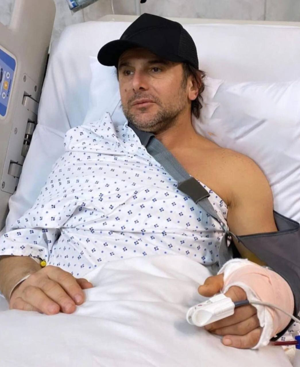 عکس | اولین تصویر از امین حیایی روی تخت بیمارستان؛ چه بلایی سر آقای بازیگر آمد؟