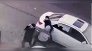 ببینید | سرقت و زورگیری هم‌زمان ۲ تلفن همراه از ۲ نفر با چاقو در تهران