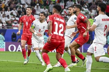 عکس | خوشحالی گل متفاوت میلاد محمدی بعد از گل به هنگ کنگ؛ سجده در کنار زمین