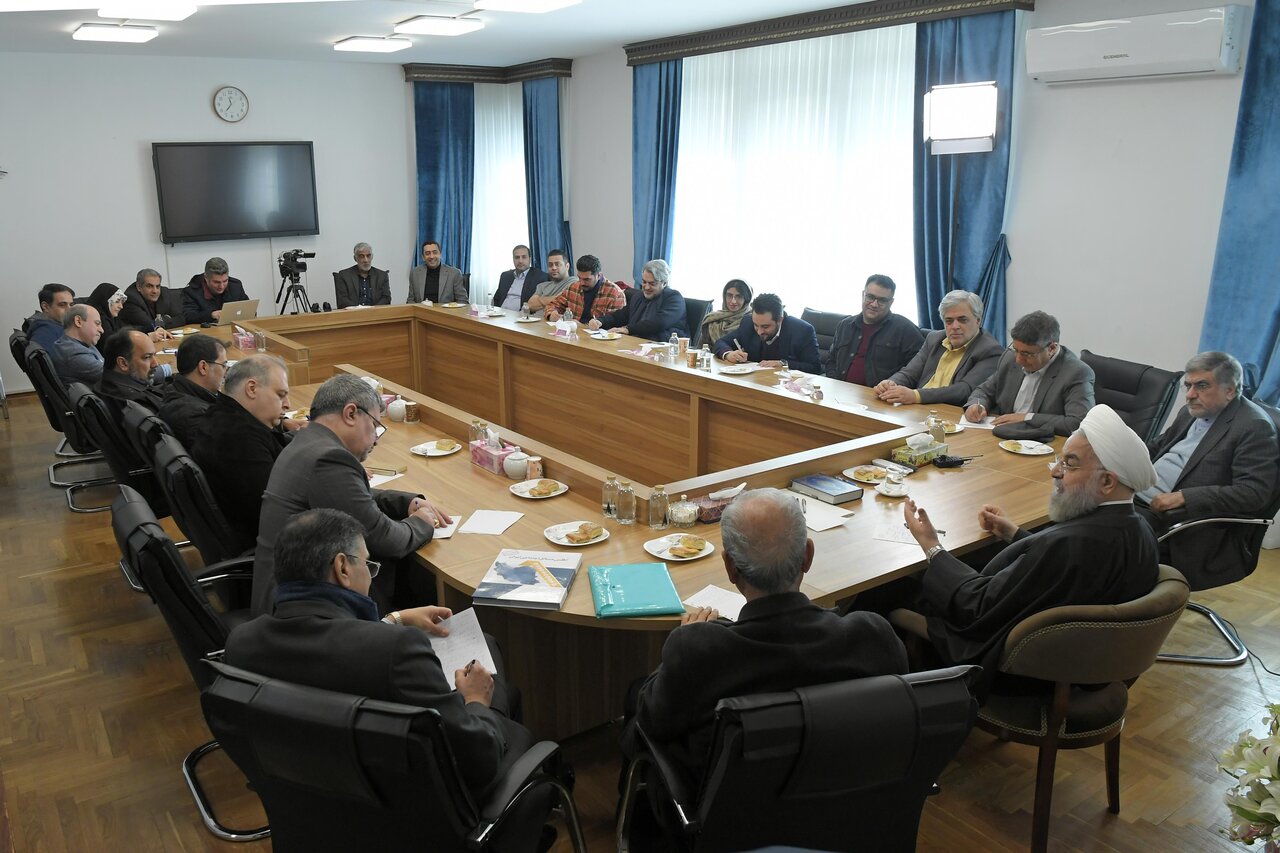 دیدار جمعی از روزنامهنگاران با حسن روحانی +عکس