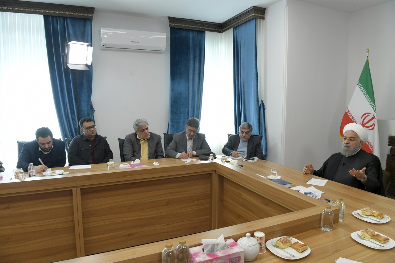 دیدار جمعی از روزنامهنگاران با حسن روحانی +عکس