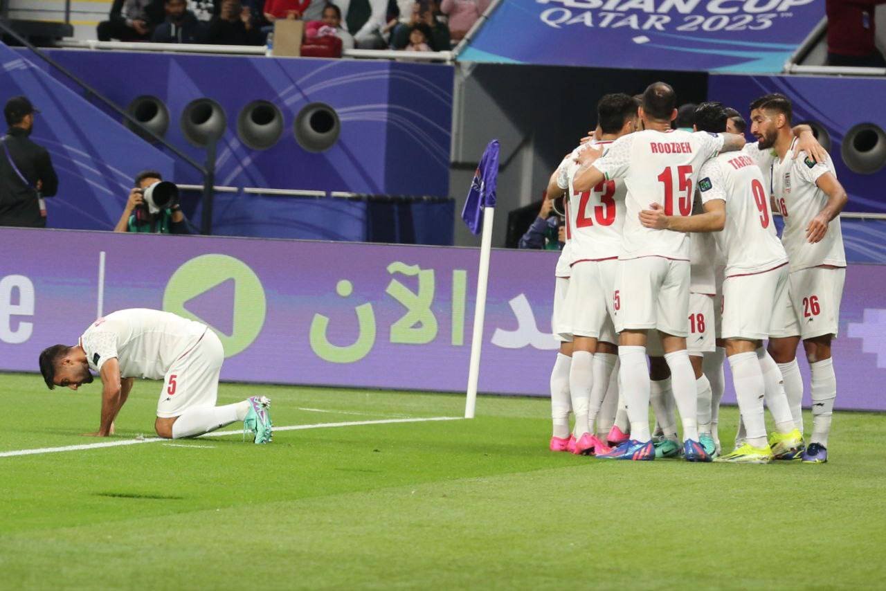 عکس | خوشحالی گل متفاوت میلاد محمدی بعد از گل به هنگ کنگ؛ سجده در کنار زمین