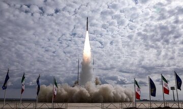 إيران تطلق القمر الصناعي "ثريا" بنجاح وتضعه في مدار اعلى من أقمارها الصناعية السابقة إيران تطلق القمر الصناعي "ثريا" بنجاح وتضعه في مدار اعلى من أقمارها الصناعية السابقة
