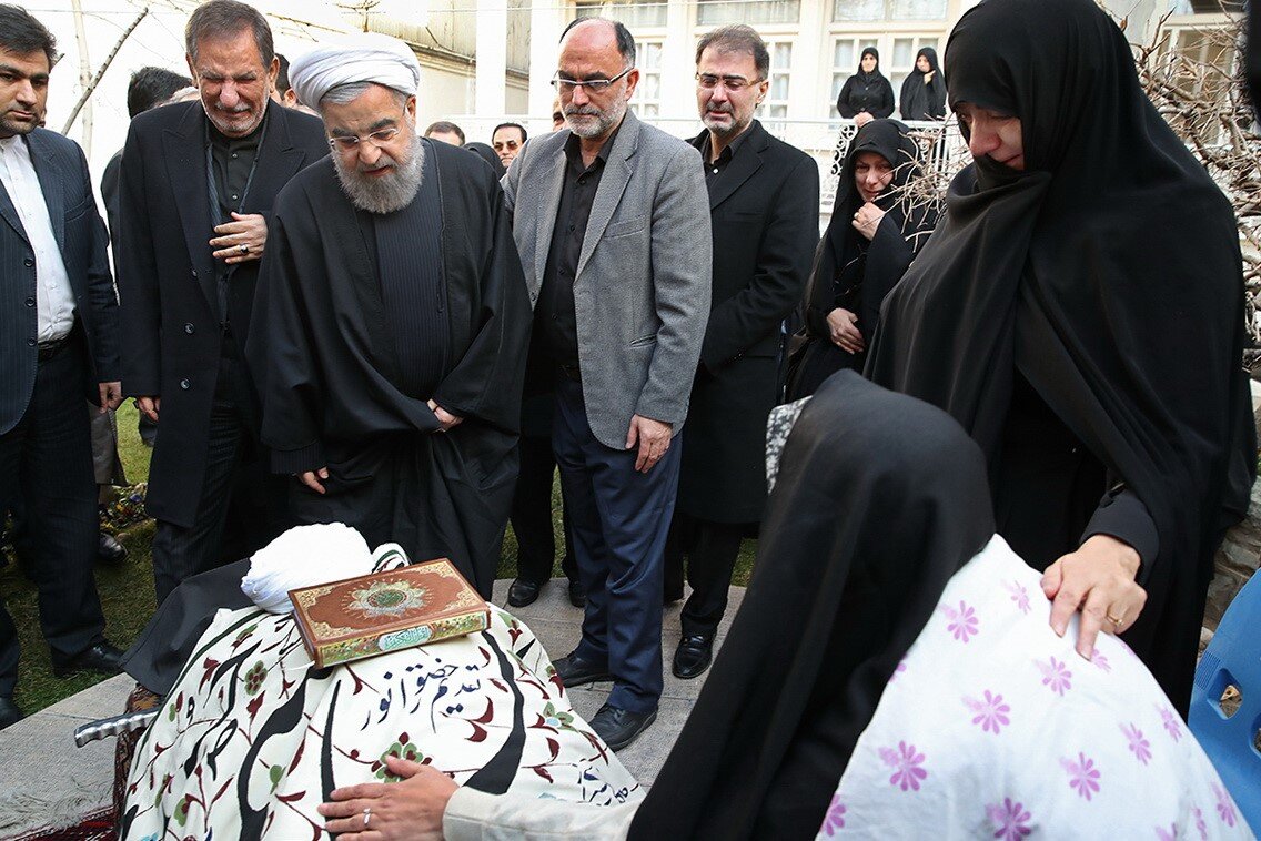 ۱۲ قاب ماندگار از سوگ آیت الله هاشمی رفسنجانی از اندوه نشسته بر چهره یاران قدیمی تا بدرقه دردناک «هاشمیِ پدر»