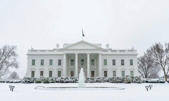 عکس | قابی جالب از کاخ سفید در محاصره برف