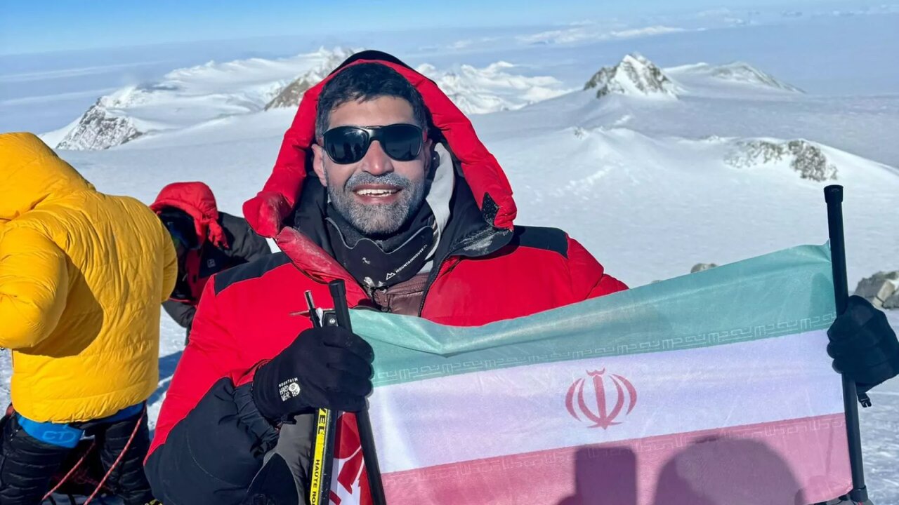 عکس‌| صعود نخستین مرد ایرانی به مرتفع‌ترین قله قطب جنوب