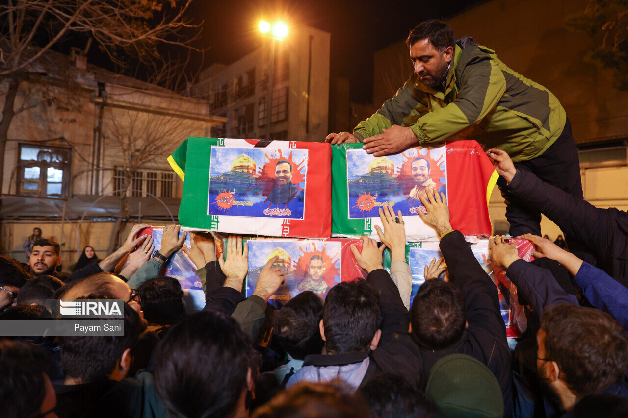 عکس هایی از وداع تلخ با پیکر ۵ فرمانده نظامی شهید شده در حمله اسرائیل