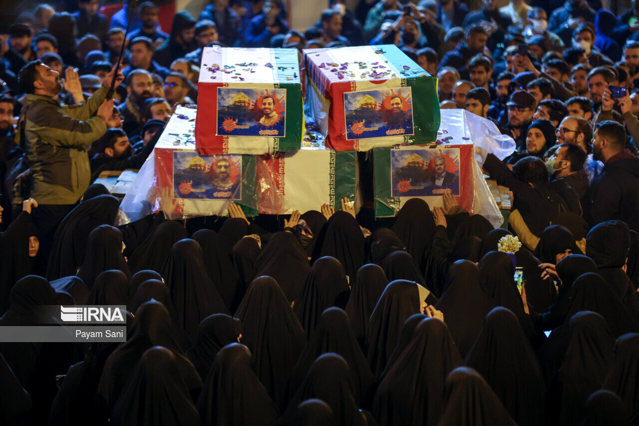 عکس هایی از وداع تلخ با پیکر ۵ فرمانده نظامی شهید شده در حمله اسرائیل