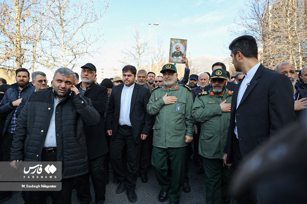 عکسی از فرمانده کل سپاه در مراسم تشییع شهدای حمله اسرائیل به سوریه