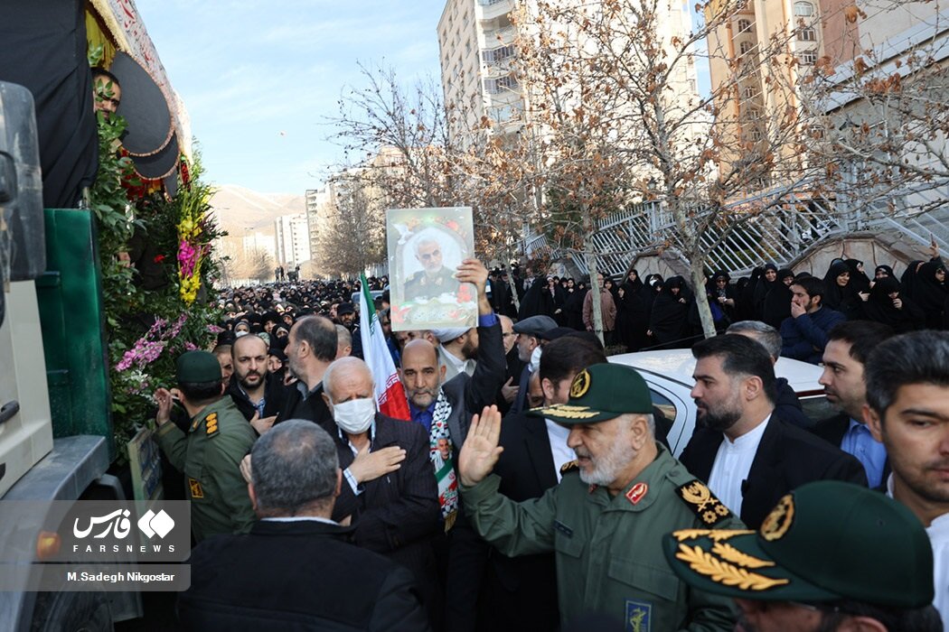 عکسی از فرمانده کل سپاه در مراسم تشییع شهدای حمله اسرائیل به سوریه
