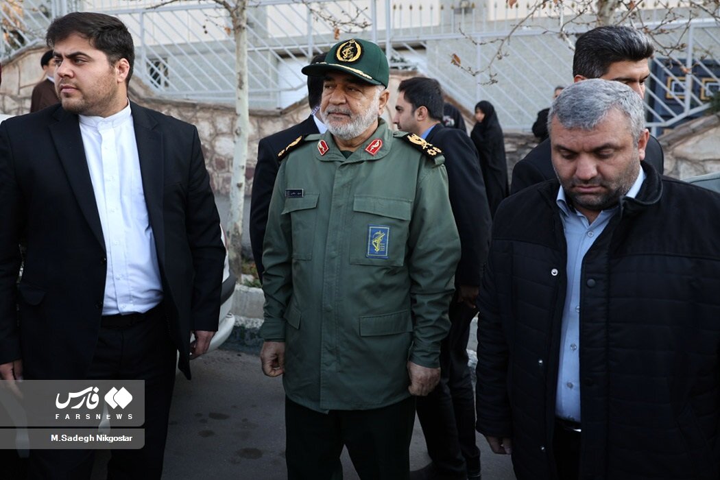 عکسی از فرمانده کل سپاه در مراسم تشییع شهدای حمله اسرائیل به سوریه