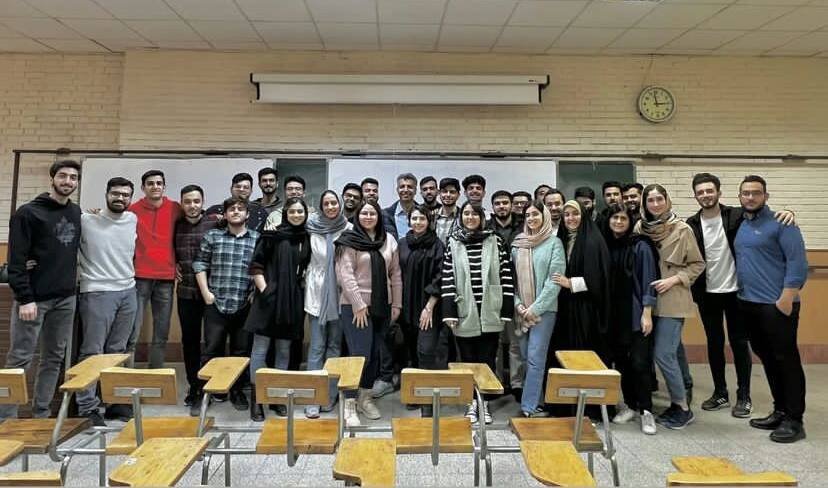 عادل فردوسی‌پور در میان دانشجویانش در دانشگاه شریف