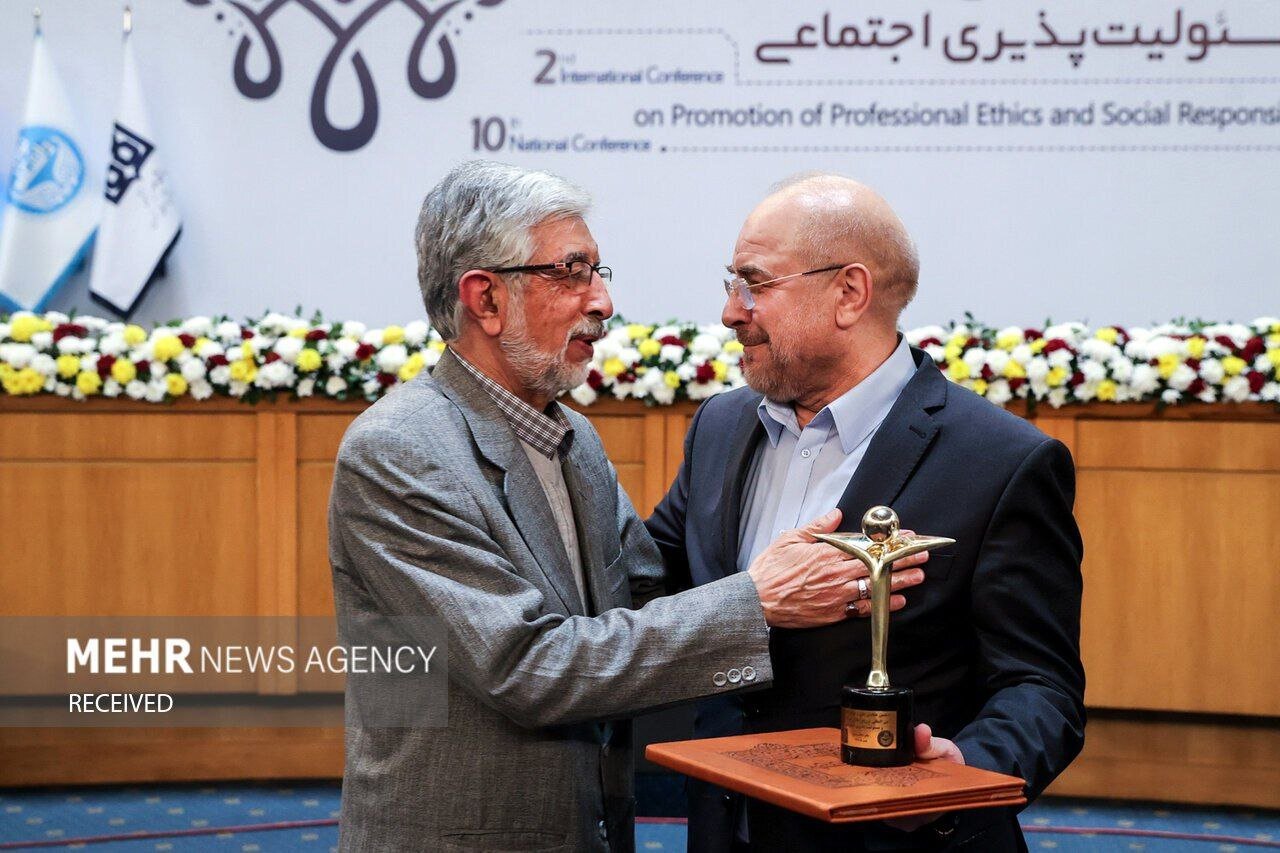 عکس | خوش و بش قالیباف و حدادعادل در یک مراسم