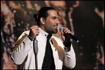 ببینید | حمله یک هوادار به خواننده ایرانی حین اجرای کنسرت