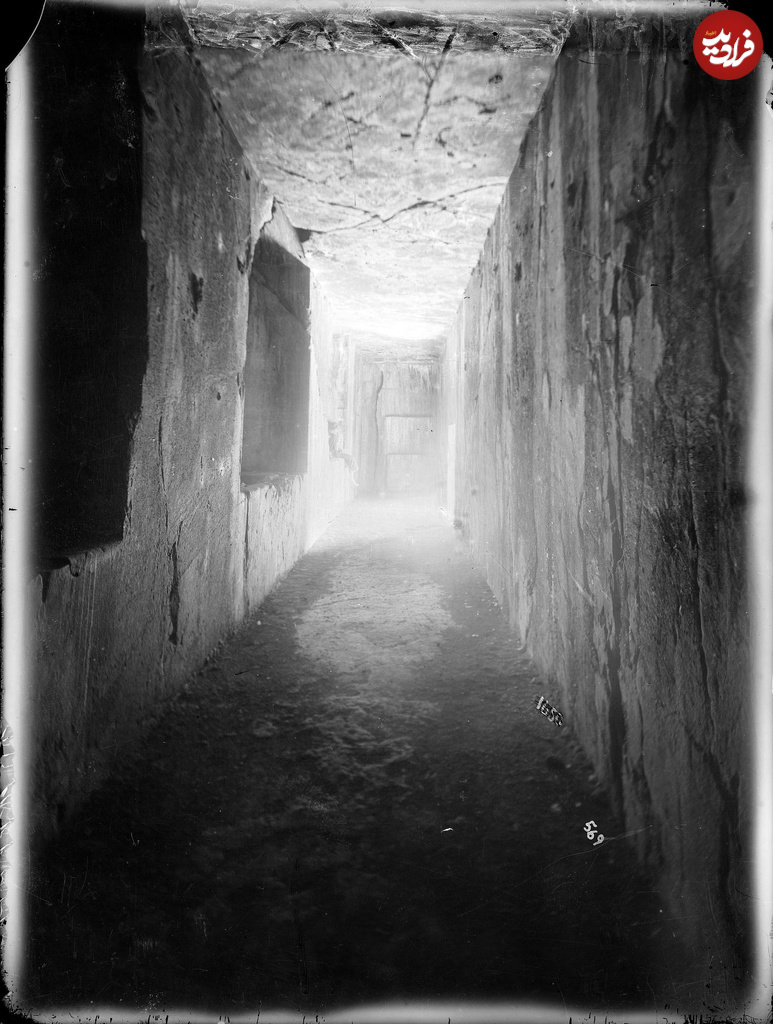 تصویری از داخل آرامگاه داریوش و مردی که روی طاقچه استراحت میکند!/ عکس