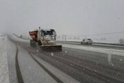 نجات ماشین‌های گرفتار در برف توسط راهداران در شهرستان بروجن