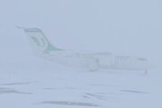 ببینید | فرود هیجان انگیز هواپیما در کولاک برف فرودگاه اردبیل