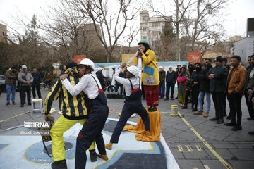 برنامه تالارهای پایتخت در روز چهارم جشنواره تئاتر فجر؛ اجرای ۱۱ نمایش خیابانی برنامه تالارهای پایتخت در روز چهارم جشنواره تئاتر فجر؛ اجرای ۱۱ نمایش خیابانی