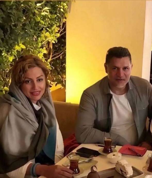 عکس | قاب دو نفره جالب علی دایی و همسرش در حال چایی نوشیدن در یک کافه در تهران