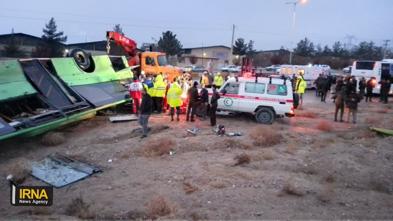 تصویر عجیب از واژگونی اتوبوس در جاده سمنان/ ۲ فوتی و ۲۸ مصدوم