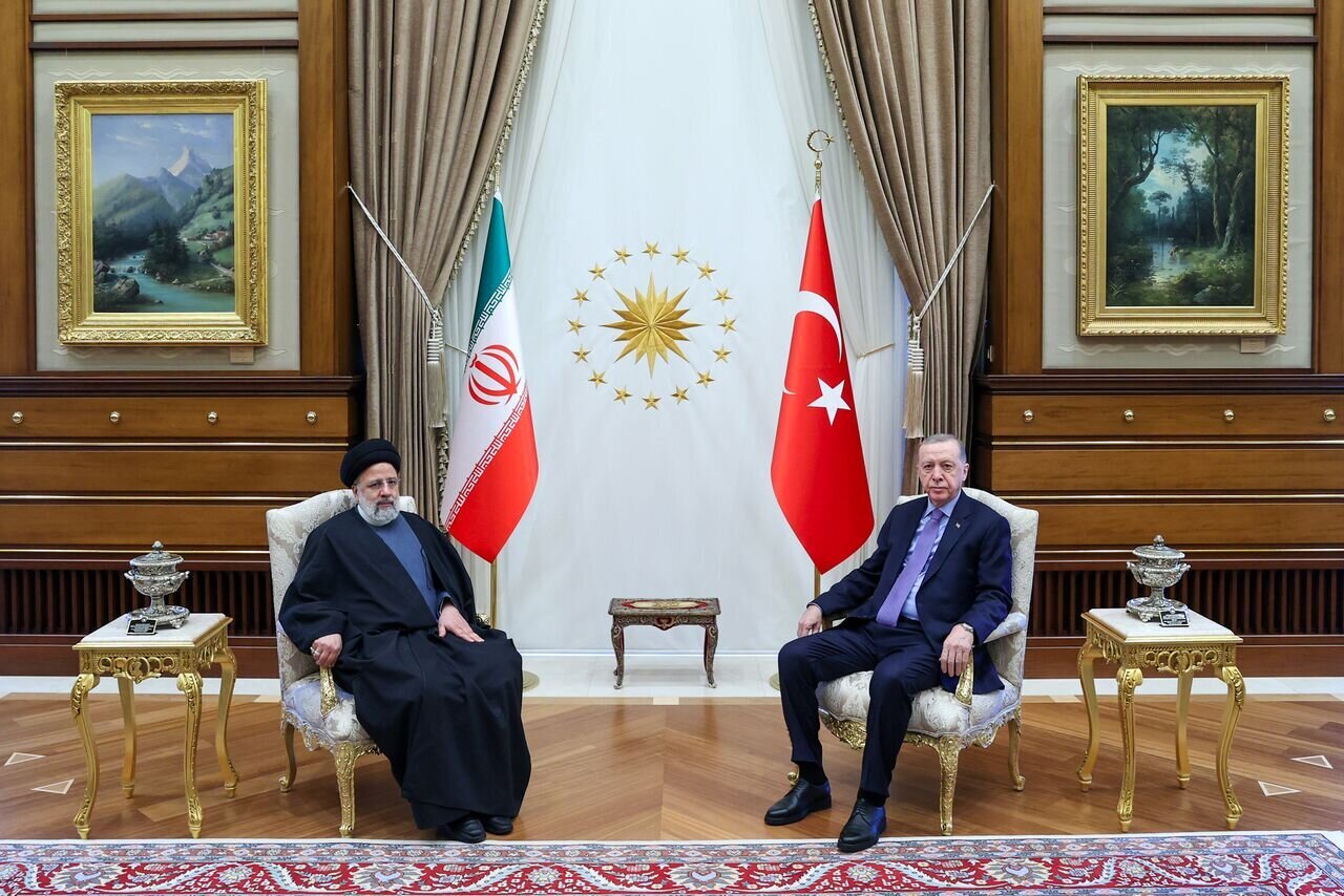 رئیس‌جمهور ترکیه در نشست خبری با همتای ایرانی گفت: رساندن تجارت دوجانبه...
