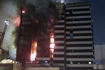 شاهدان عینی: طبقه چهارم به بالای ساختمان بیمارستان گاندی آتش گرفته است
