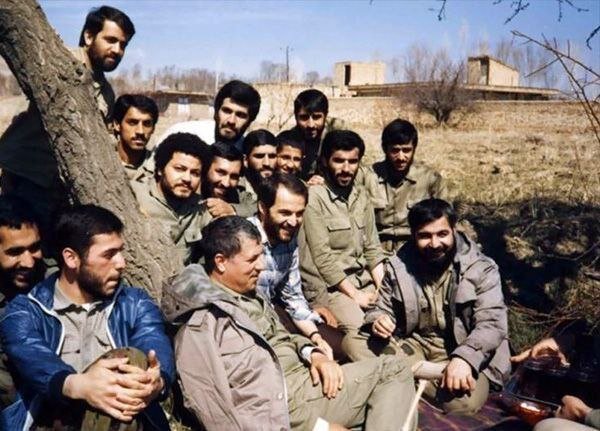 عکس | تصویری زیرخاکی از حسن روحانی و هاشمی رفسنجانی در جمع رزمندگان جنگ تحمیلی با عراق