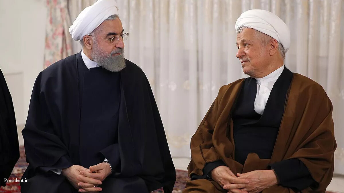 عکس | تصویری زیرخاکی از حسن روحانی و هاشمی رفسنجانی در جمع رزمندگان جنگ تحمیلی با عراق