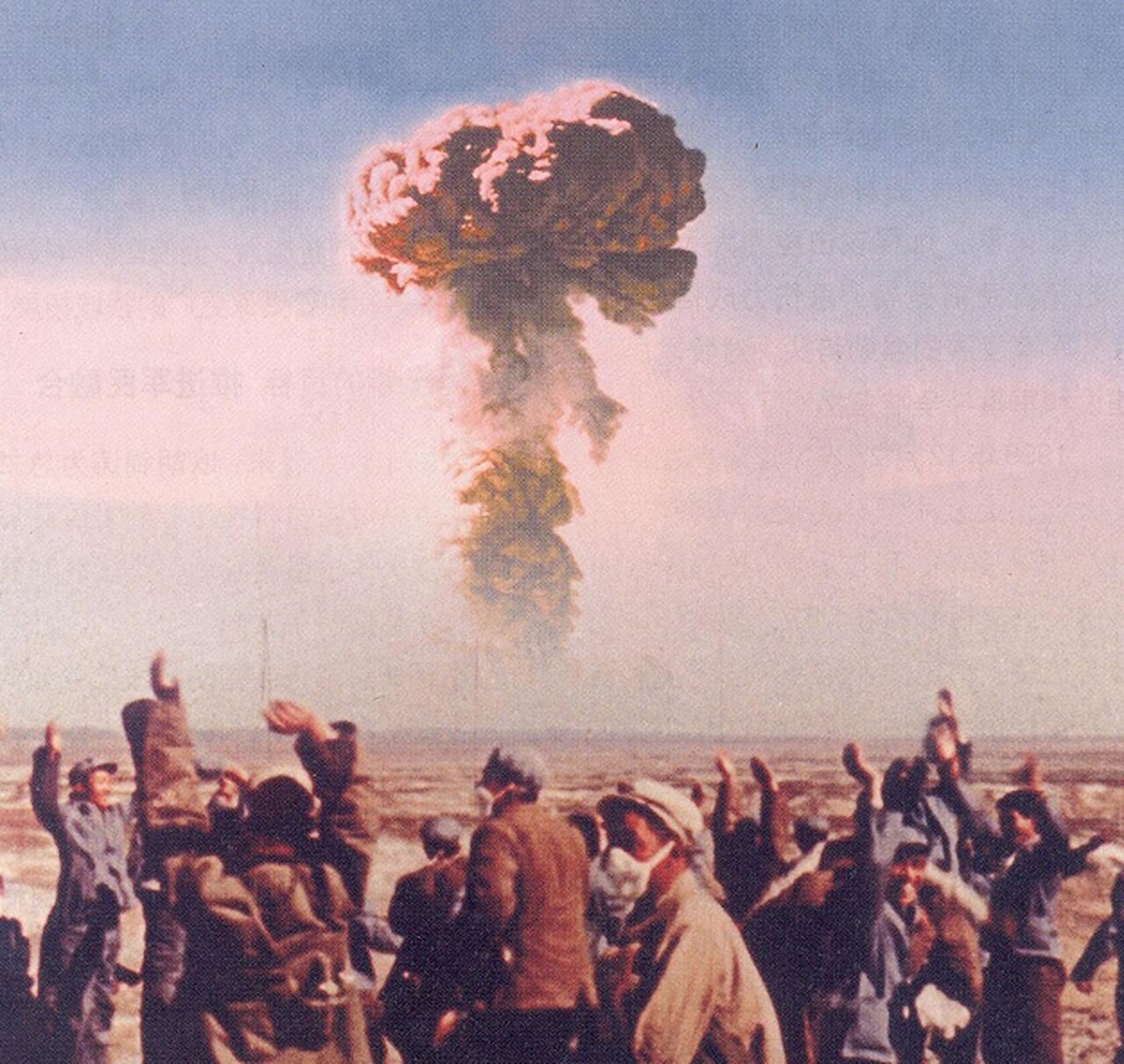 تصویری شگفت‌انگیز از اولین انفجار اتمی در چین / عکس