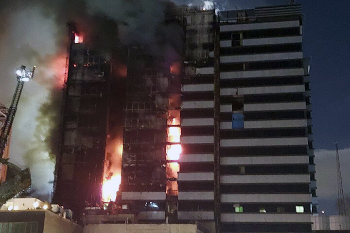 - شاهدان عینی: طبقه چهارم به بالای ساختمان بیمارستان گاندی آتش گرفته است