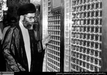 تصاویری از تشرف حضرت آیت‌الله خامنه‌ای به حرم حضرت زینب (سلام‌الله‌علیها)